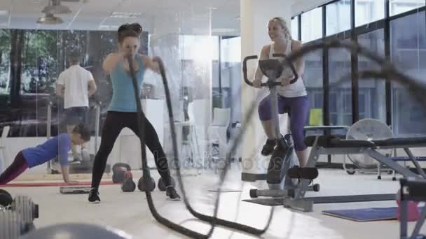 适合小组在健身房锻炼 视频屏幕显示移动的户外场景 — 图库视频影像