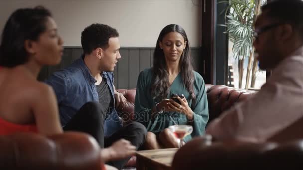 Друзі Розслабляються Спілкуються Кафе Або Барі — стокове відео