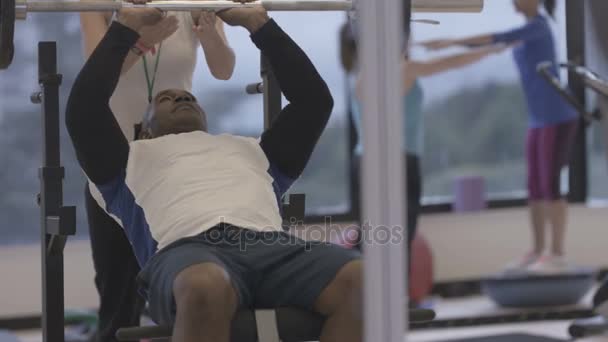 Jonge Groep Trainen Sportschool Trainer Spotten Voor Man Tillen Gewichten — Stockvideo