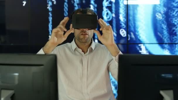 Empresário Vestindo Visualizador Realidade Virtual Sua Mesa Com Gráfico Animado — Vídeo de Stock