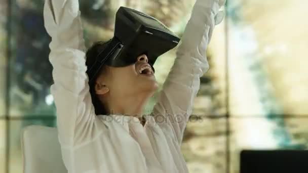 Zakenvrouw Dragen Virtuele Realiteit Viewer Haar Bureau Met Geanimeerde Afbeelding — Stockvideo