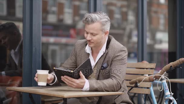 Hombre Pensativo Sentado Solo Fuera Cafetería Con Tableta Café — Vídeo de stock