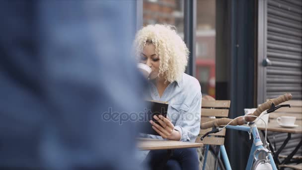 Frauen Sitzen Allein Vor Café Mit Tablet Und Kaffee — Stockvideo