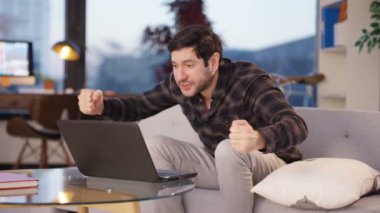 4 k heyecanlı iş adamı hangi onu mutlu etmeyi ekran bir şeyler bilgisayarda görme.