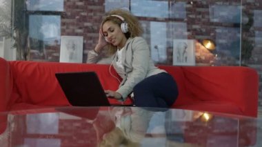 modern ev rahatlatıcı, kulaklık ile müzik dinlemek kadın