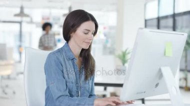 4 k genç rahat iş çalışma grubu birlikte modern yaratıcı ofiste