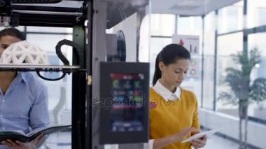 4k bilgisayarda örnek bir 3d printerlere harcama maddeler içinde bakarak ve kontrol mühendisleri tasarım.