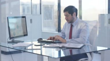 4k onun masasında bilgisayarda çalışan işadamı finansal verilerin analizi