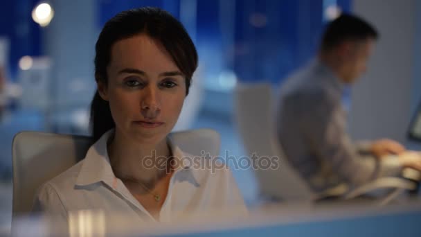 Business Team Working Late Man Woman Discussing Information Computer — Stock Video