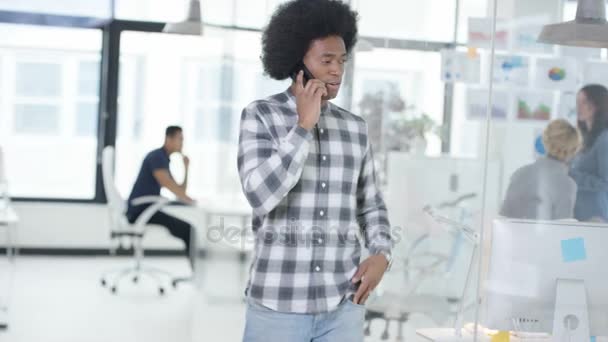 Бизнесмен Молодой Стартап Компании Разговаривает Телефону Перед Встречей Коллегами — стоковое видео