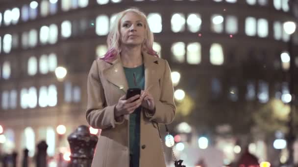 Mujer Joven Mirando Teléfono Inteligente Marcando Taxi Ciudad — Vídeos de Stock