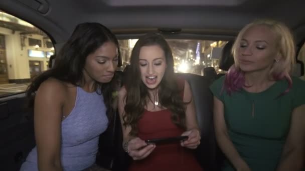 Lykkelige Kvinnelige Venner Kveld Ute Poserte Selfie Baksetet Taxi – stockvideo
