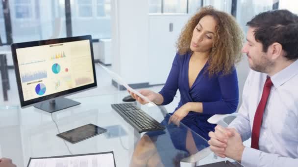 Equipe Negócios Corporativa Uma Reunião Tela Computador Mostrando Dados Financeiros — Vídeo de Stock