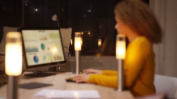 Femeie Afaceri Care Lucrează Târziu Uitându Ecranul Computerului Diagrame Grafice — Videoclip de stoc