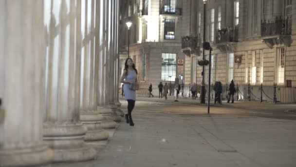 Mujer Atractiva Traje Noche Caminando Sola Ciudad Por Noche — Vídeos de Stock