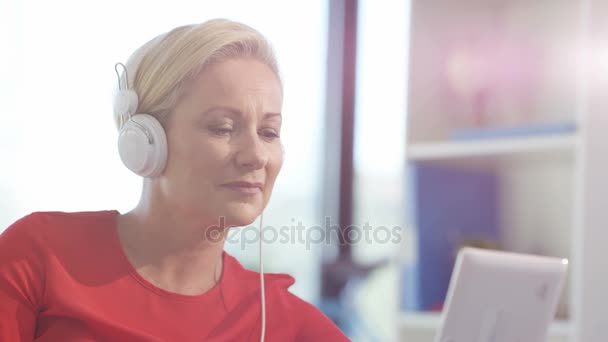 Mujer Relajante Casa Escuchando Música Con Auriculares Tabletas — Vídeo de stock