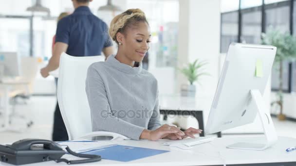 Retrato Mulher Sorridente Trabalhando Computador Escritório Criativo Com Colegas Falando — Vídeo de Stock