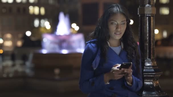 Schöne Frau Schaut Auf Smartphone Freien Der Stadt — Stockvideo