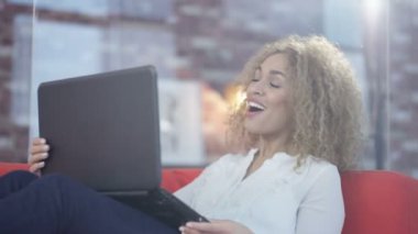 4 k çekici kadın, ev yapımı video çağrısı dizüstü bilgisayar üzerinde rahatlatıcı