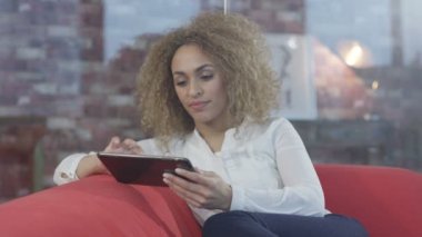 4 ev gülümseyen kadın rahatlatıcı ve tablet bilgisayar arayan k