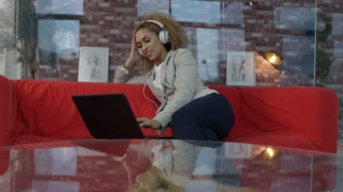 modern ev rahatlatıcı, kulaklık ile müzik dinlemek kadın