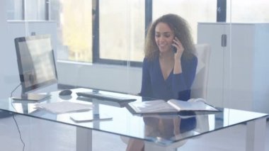 çalışma masasında ve Evet 4 k çekici emin iş kadını