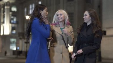 4 k mutlu kadın arkadaşlar gece şehirde bir selfie için poz.