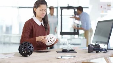 4 k yaratıcı ekibi 3d printerlere harcama maddeler ve sanal gerçeklik Görüntüleyicisi ile bir proje üzerinde çalışıyor.