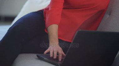 Ciddi ya da mutsuz Olgun kadın evde laptop arıyorum