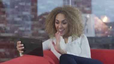 4k kadın rahatlatıcı bir tablet bilgisayarda ev yapımı video çağrısı,