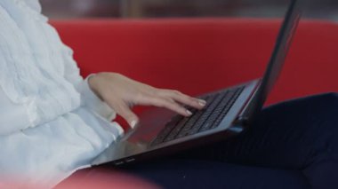 4k yakın kadının kredi kartı ile ödeme ve online alışveriş dizüstü bilgisayar ile eller yukarı
