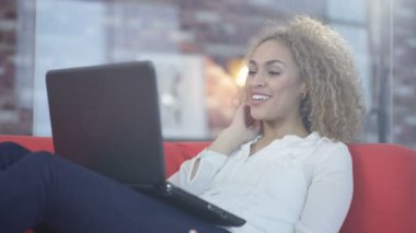4k kadın rahatlatıcı bir dizüstü bilgisayarda ev yapımı video çağrısı,