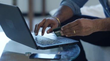 Dizüstü bilgisayar ve kredi kartı alışveriş online Casual Asyalı adam