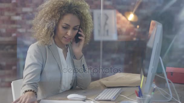 Säker Affärskvinna Vid Hennes Skrivbord Arbetar Med Dator Och Telefon — Stockvideo