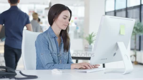 Πορτρέτο Του Χαμογελώντας Νεαρή Γυναίκα Που Εργάζεται Στον Υπολογιστή Στο — Αρχείο Βίντεο