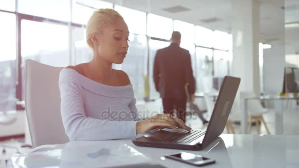 Retrato Una Mujer Negocios Afroamericana Sonriente Trabajando Escritorio — Vídeos de Stock