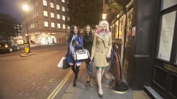Amigos Felizes Com Sacos Compras Conversando Enquanto Caminham Pela Cidade — Vídeo de Stock