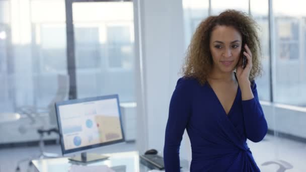 Retrato Atraente Mulher Negócios Confiante Falando Telefone Por Sua Mesa — Vídeo de Stock
