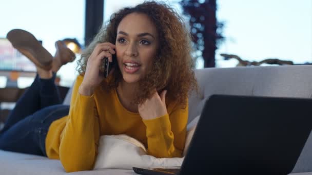 Šťastná Žena Domácnosti Notebookem Klábosení Přítele Telefonu — Stock video