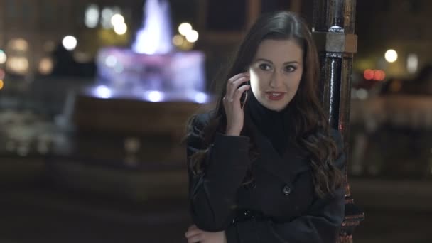 Retrato Una Hermosa Mujer Sonriente Hablando Por Teléfono Aire Libre — Vídeos de Stock