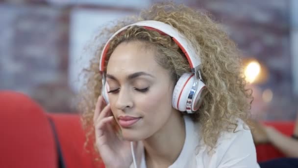 Close Sorrindo Mulher Relaxando Casa Ouvindo Música Com Fones Ouvido — Vídeo de Stock