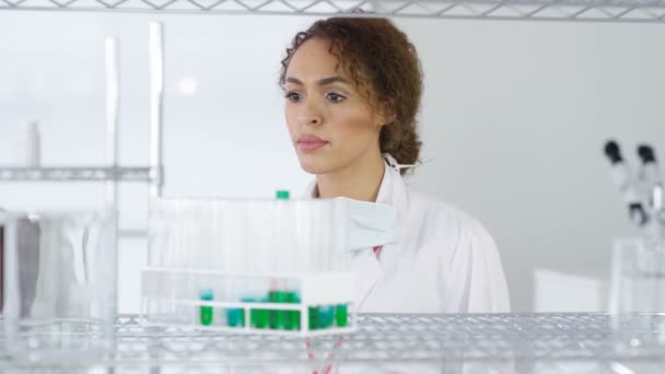 Cientista Pesquisa Casaco Branco Trabalhando Laboratório Com Colegas Fundo — Vídeo de Stock