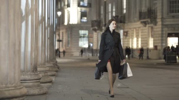 Ritratto Bella Ragazza Sorridente Piedi Con Shopping Bags Città Notte — Video Stock