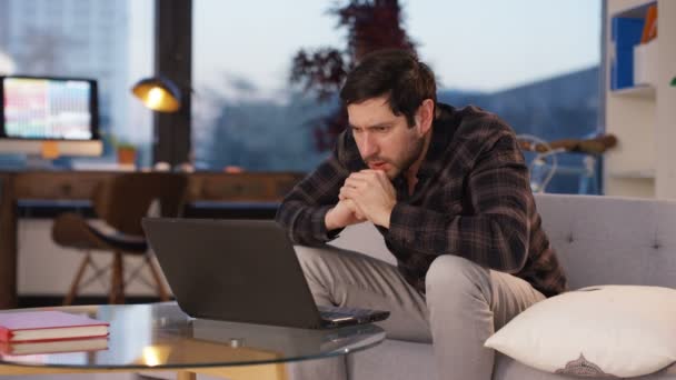 Emocionado Hombre Negocios Viendo Algo Pantalla Computadora Que Hace Feliz — Vídeos de Stock