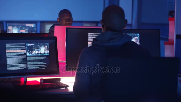 Hacker Computador Trabalhando Uma Sala Escura Cercada Por Telas Computador — Vídeo de Stock