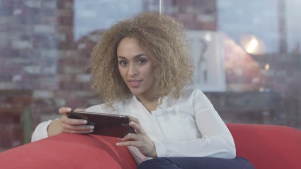 Portrait Femme Souriante Détendre Maison Avec Une Tablette — Video