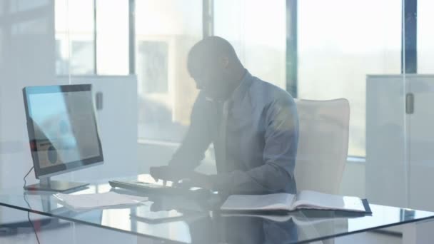 Empresário Afro Americano Trabalhando Sua Mesa Falando Por Telefone — Vídeo de Stock