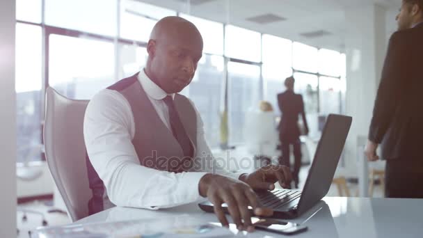 Financiële Zakenman Achter Zijn Bureau Die Laptop Werkt Praten Telefoon — Stockvideo