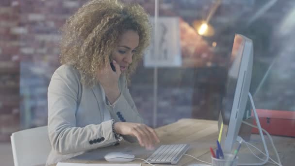 Vertrouwen Zakenvrouw Haar Bureau Bezig Met Computer Praten Telefoon — Stockvideo