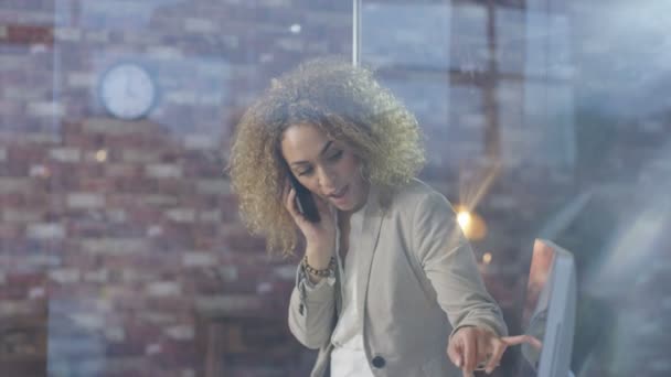 Femme Affaires Confiante Qui Parle Téléphone Dans Son Bureau — Video